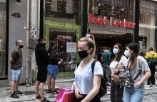 Πολίτες με μάσκες κάνουν τα ψώνια τους στην Ερμού της Αθήνας