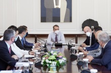 Ο Κυριάκος Μητσοτάκης στη σύσκεψη με τους εκπροσώπους τουριστικών επιχειρήσεων