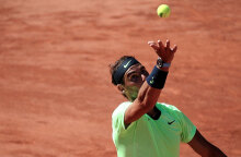 Ο Ράφαελ Ναδάλ σερβίρει στην «πρεμιέρα» του στο Roland Garros