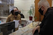 Γυναίκα εξυπηρετείται σε ΚΕΠ©ΑΠΕ-STR