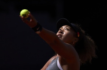 Η Ναόμι Οσάκα έτοιμη να σερβίρει