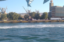 Η ανέλκυση του ΙΧ που έπεσε στη θάλασσα στο λιμάνι του Πειραιά 