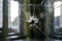 Σπασμένο τζάμι από σφαίρα μετά από πυροβολισμό