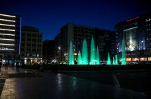 Το συντριβάνι στην Ομόνοια έγινε πράσινο με αφορμή τα 50 χρόνια από το έπος του Γουέμπλεϊ, όταν ο Παναθηναϊκός αντιμετώπισε τον Άγιαξ του Κρόιφ