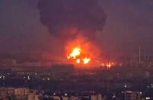 Τεράστιες φλόγες ξεπηδούν από τις εγκαταστάσεις σε διυλιστήριο στο Ιράν, στο οποίο ξέσπασε μεγάλη φωτιά