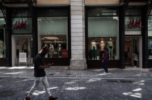 'Αντρας περπατάει στο Σύνταγμα©Eurokinissi-ΒΑΣΙΛΗΣ ΡΕΜΠΑΠΗΣ