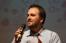 Δρ. Κώστας Καρπούζης, Διευθυντής Ερευνών στο Ινστιτούτο Συστημάτων Επικοινωνιών και Υπολογιστών (ΕΠΙΣΕΥ) του Εθνικού Μετσόβιου Πολυτεχνείου και Πρόεδρος της Ένωσης Μηχανικών Πληροφορικής και Επικοινωνιών Ελλάδας