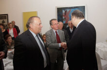 Ο Γιώργος Δρυς κάνει χειραψία με τον Ευάγγελο Βενιζέλο (ΦΩΤΟ ΑΡΧΕΙΟΥ)