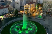 Η πλατεία Ομονοίας το βράδυ με φωτισμένο συντριβάνι©Facebbok-Κώστας Μπακογιάννης