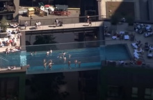 Λονδίνο: Πισίνα ύψους 35 μετρών βρίσκεται στο κέντρο της πόλης και έχει τραβήξει την προσοχή όλου του κόσμου