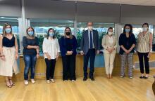 O υπουργός Εργασίας Κωστής Χατζηδάκης με την υφυπουργό Εργασίας Μαρία Συρεγγέλα και τις γυναίκες που συναντήθηκαν