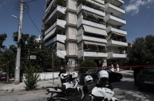 Πυροβολισμοί σε μπαλκόνια πολυκατοικίας στην οδό Κουμουνδούρου