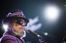 O blues τραγουδοποιός Dr. John σε συναυλία