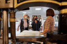 Η πρόεδρος της Επιτροπής «Ελλάδα 2021» κατά την επίσκεψή της στο Μουσείο Τυπογραφίας Γιάννη και Ελένης Γαρεδάκη στην Κρήτη