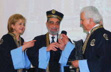 Ο ακαδημαϊκός Ευάγγελος Μουτσόπουλος - Φωτογραφία αρχείου κατά την αναγόρευση του σε Επίτιμο Καθηγητή του Πανεπιστημίου Πελοποννήσου