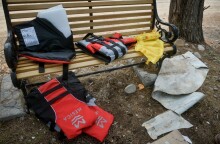 Παιδικά σωσίβια μεταναστών σε παγκάκι©Eurokinissi-Τατιάνα Μπόλαρη