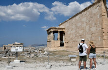 Το Ερέχθειο στην Ακρόπολη (ΦΩΤΟ ΑΡΧΕΙΟΥ) - Το Υπουργείο Πολιτισμού απαντά σε δημοσίευμα της «Αυγής» για τη φωτογράφιση Dior, τα φορτηγά και τα καμαρίνια