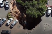 Άνοιξε τεράστια τρύπα στο έδαφος και «κατάπιε» αυτοκίνητο