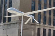 Tο τεράστιο λευκό γλυπτό που αναπαριστά drone στο κέντρο της Νέας Υόρκης 