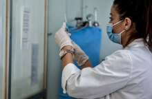 Υγειονομικός ετοιμάζει εμβόλιο για τον κορωνοϊό