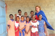 Η Άννυ Καραγκούνη μαζί με παιδιά της κοινότητας Μασσάι 