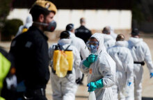 Υγειονομικός με προστατευτική στολή για κορωνοϊό