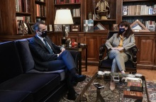 Στιγμιότυπο από τη συνάντηση Μητσοτάκη - Σακελλαροπούλου
