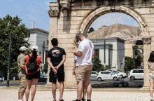 ΤΟΥΡΙΣΤΕΣ ΣΤΗΝ ΑΘΗΝΑ 