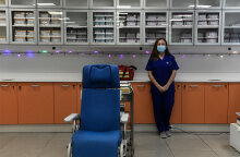 Υγειονομικός σε εμβολιαστικό κέντρο για τον κορωνοϊό (ΦΩΤΟ ΑΡΧΕΙΟΥ)