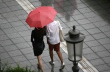 Καταιγίδα - Πολίτες με ομπρέλα