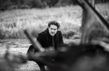 Ο Δημήτρης Λάλος σε στιγμιότυπο της σειράς «Σιωπηλός Δρόμος»