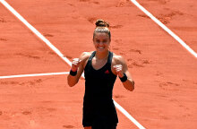 Η Μαρία Σάκκαρη, χαμογελαστή, μετά τη νίκη κόντρα στην Ίγκα Σβιόντεκ και την πρόκριση στα ημιτελικά του Roland Garros