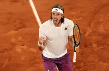 Ο Στέφανος Τσιτσιπάς πανηγυρίζει τη νίκη του επί του Ντανιίλ Μεντβέντεφ