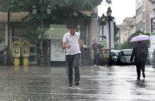 Άντρας τρέχει να αποφύγει τη βριχή στιο κέντρο της Αθήνας©ΑΠΕ-ΑΛΕΞΑΝΔΡΟΣ ΒΛΑΧΟΣ