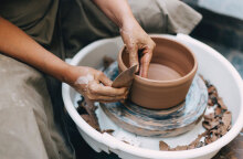 Γυναίκα πλάθει κεραμικά