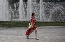 Γυναίκα με μάσκα στο κέντρο της Αθήνας