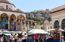 Η πλατεία στο Μοναστηράκι