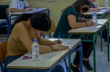 Πανελλήνιες Εξετάσεις: Μαθητές λύνουν τα θέματα