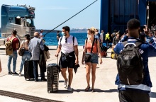 Αποβίβαση τουριστών στο λιμάνι της Σαντορίνης