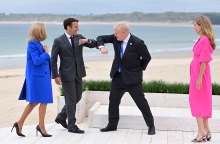 Ο Εμανουέλ Μακρόν με τον Μπόρις Τζόνσον και τις συζύγους τους στη Σύνοδο των G7