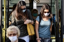 Πολίτες με μάσκα βγαίνουν από λεωφορείο