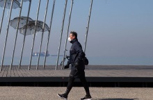 Θεσσαλονίκη - Πολίτης με μάσκα στην παραλία