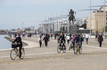Πολίτες με μάσκα κάνουν βόλτα στην παραλία της Θεσσαλονίκης