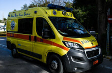 Ασθενοφόρο ΕΚΑΒ (ΦΩΤΟ ΑΡΧΕΙΟΥ) - Πτώμα γυναίκας βρέθηκε στη θάλασσα στον Άλιμο