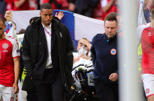 EURO 2020: Ο Έρικσεν, πάνω στο φορείο με οξυγόνο, μετά την κατάρρευσή του στον αγωνιστικό χώρο στον αγώνα Δανία - Φινλανδία