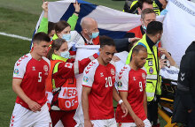 Σημαίες της Φινλανδίας έγιναν «σεντόνια» και «πανιά» για να προστατεύσουν τον πεσμένο Έρικσεν μετά την κατάρρευσή του στον αγώνα με τη Δανία για το EURO 2020