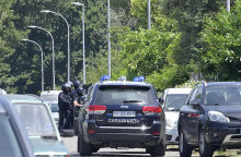 Αστυνομικοί στην Ιταλία έξω από το σπίτι του ενόπλου που πυροβόλησε και σκότωσε δύο παιδιά και έναν ηλικιωμένο