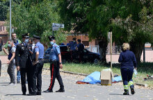 Αστυνομικοί στην Ιταλία έχουν τυλίξει με σεντόνι ένα από τα θύματα που εκτέλεσε ένοπλος πριν αυτοκτονήσει