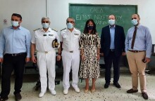 H υφυπουργός Εργασίας Δόμνα Μιχαηλίδου με τον Δήμαρχος Σαλαμίνας Γιώργο Παναγόπουλο, τον διοικητή του ΟΑΕΔ Σπύρο Πρωτοψάλτη και τον βουλευτής Β’ Πειραιά της Ν.Δ. Δημήτριος Μαρκόπουλος. 