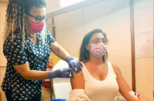 Η Έλενα Παπαρίζου κάνει την πρώτη δόση από εμβόλιο για κορωνοϊό